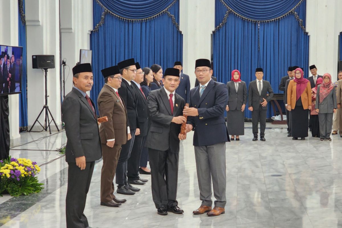 Gubernur Jawa Barat Ridwan Kamil saat melantik pejabat tinggi pratama di lingkungan Pemprov Jabar di Gedung Sate, Kota Bandung, Jawa Barat, Jumat (24/3/2023).