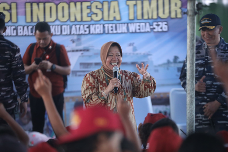 Mensos Tri Rismaharini melakukan launching Perpustakaan Terapung KRI Teluk Weda 526 yang berlabuh di Pelabuhan Elat, Pulau Kei Besar, Kabupaten Maluku Tenggara, Provinsi Maluku, Rabu (24/7/2024).