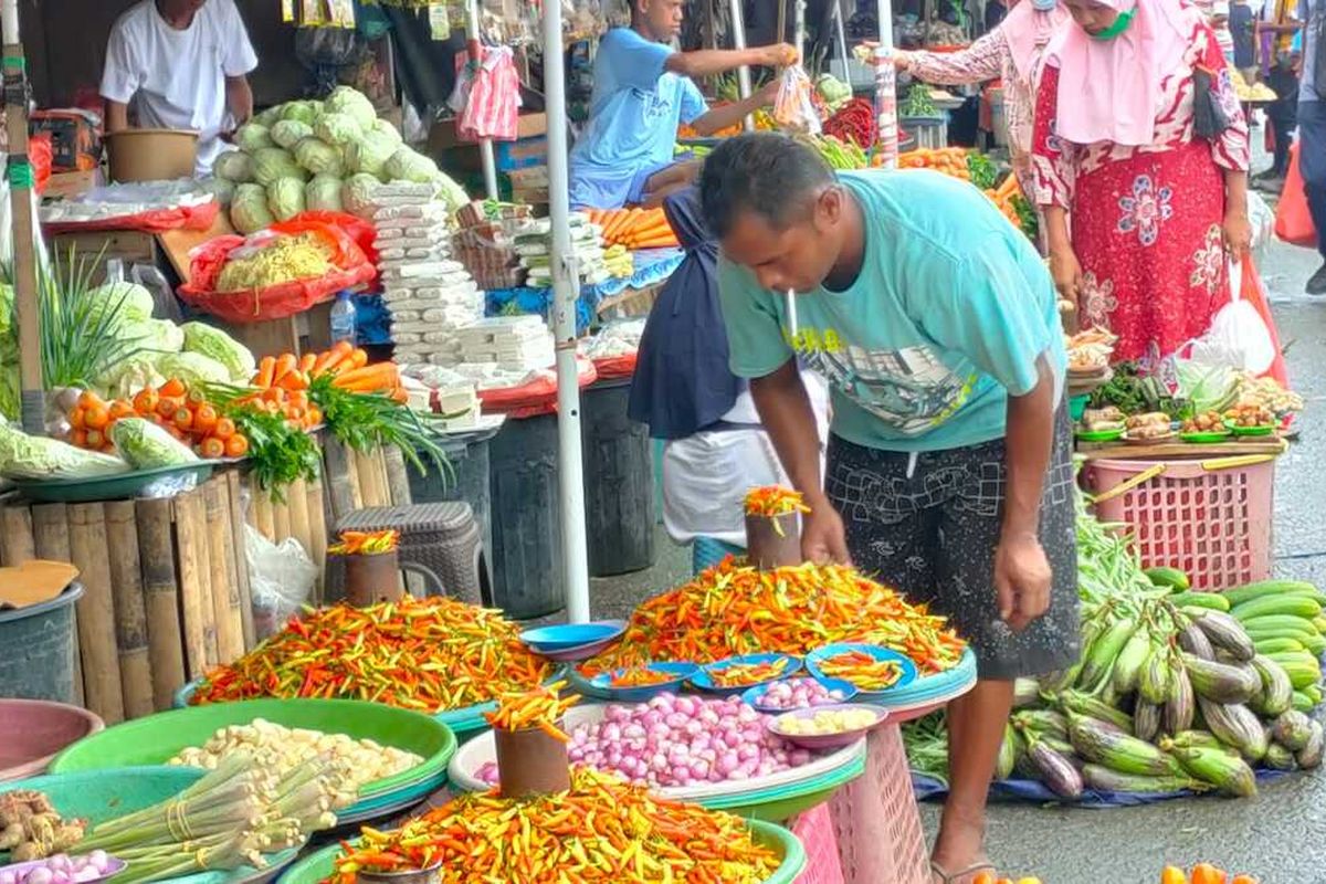 Harga cabai rawit di sejumlah pasar tradisional di Kota Ambon naik hingga Rp 150.000 per kg. Tampak pedagangs sedang menjual kebutuhan bumbu dapur di Pasar mardika Ambon, Selasa (7/12/2021).