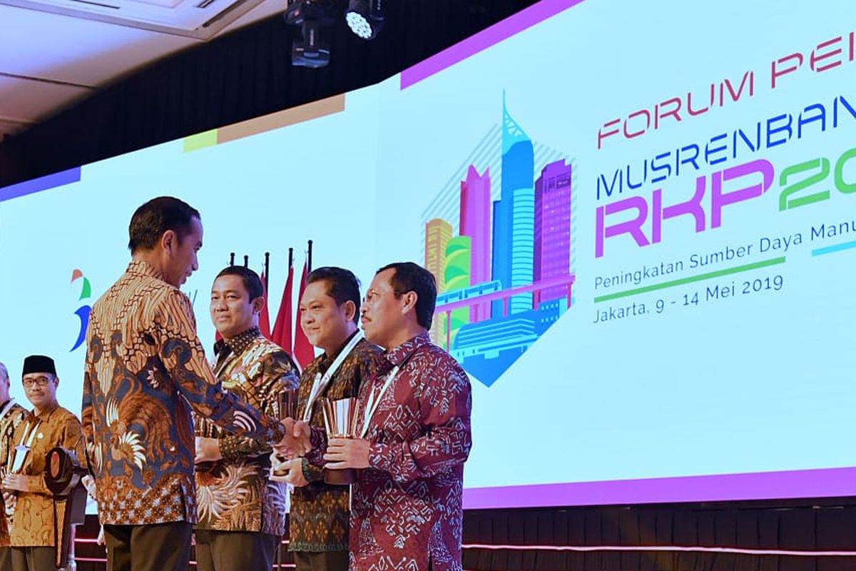 Plh Wali Kota Makassar Andi Hadijah Iriani menerima Penghargaan Pembangunan Daerah (PPD) Tahun 2019 dari Presiden Jokowi, di Jakarta, Kamis (9/5/2019).