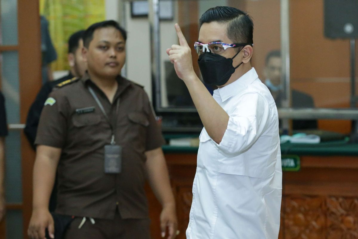 Eks Kapolres Bukittinggi AKBP Dody Prawiranegara usai menjalani sidang vonis di Pengadilan Negeri Jakarta Barat, Rabu (10/5/2023). Majelis hakim menjatuhkan hukuman 17 tahun penjara dan denda sebesar Rp 2 miliar dalam kasus peredaran narkotika jenis sabu yang menjeratnya.