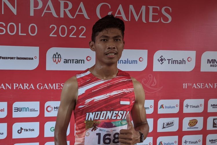 Sapto Yogo Purnomo ketika diwawancarai awak media usai meraih medali emas lari 400 meter ASEAN Para Games 2022 yang digelar di Stadion Manahan, Solo, pada Rabu (3/8/2022).