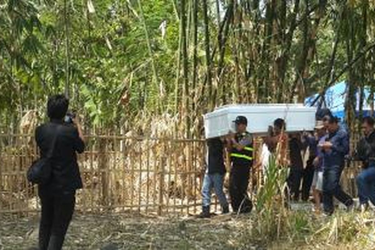 Keluarga mengangkat peti jenazah Hayriantira setelah dikeluarkak dari TPU Cibunar, Garut, Jawa Barat, Jumat (7/8/2015).