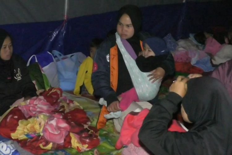 Para pengungsi yang tinggal di tenda darurat mengekuhkan kurangnya perlengkapan seperti selimut dan perlengkapan anak, para pengungsi membangun tenda seadanya di lapangan Cibereum, Kecamatan Kertasari, Kabupaten Bandung, Jawa Barat, setelah rumahnya diguncang gempa bermagnitudo 4,9 pada Rabu (18/9/2024)
