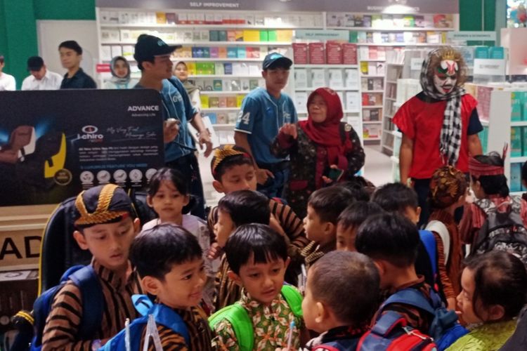 Puluhan anak-anak dari Taman Kanak-Kanak Brawijaya Smart School (BSS) melakukan Wisata Belanja di toko buku Gramedia, Mall MOG, Kota Malang, Jawa Timur pada Kamis (2/5/2024).