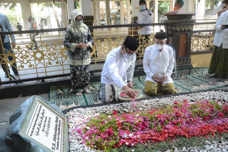 Gubernur Jawa Barat Ridwan Kamil menaburkan bunga di makam KH. Abdurrahman Wahid (Gus Dur), di Pesantren Tebuireng, Jombang, Jawa Timur, Jumat (22/1/2022).