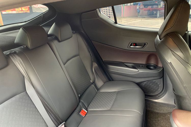 Ruang interior atau bangku baris belakang Toyota C-HR Hybrid 2022