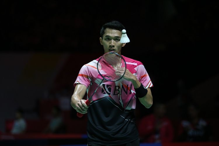 Tunggal putra Indonesia, Jonatan Christie berhasil mengalahkan tunggal putra India, Lakshya Sen melalui pertarungan tiga gim 15-21, 21-10 dan 21-13 pada babak perempat final gelaran Daihatsu Indonesia Masters 2023, Jumat (27/1), di Istora Senayan Jakarta. Terdekat, Jonatan Christie akan menghadapi Chico Aura pada final Indonesia Masters 2023, Minggu (29/1/2023). Jadwal siaran langsung Indonesia Masters 2023 tersedia di akhir artikel ini. (Foto: Humas PP PBSI)