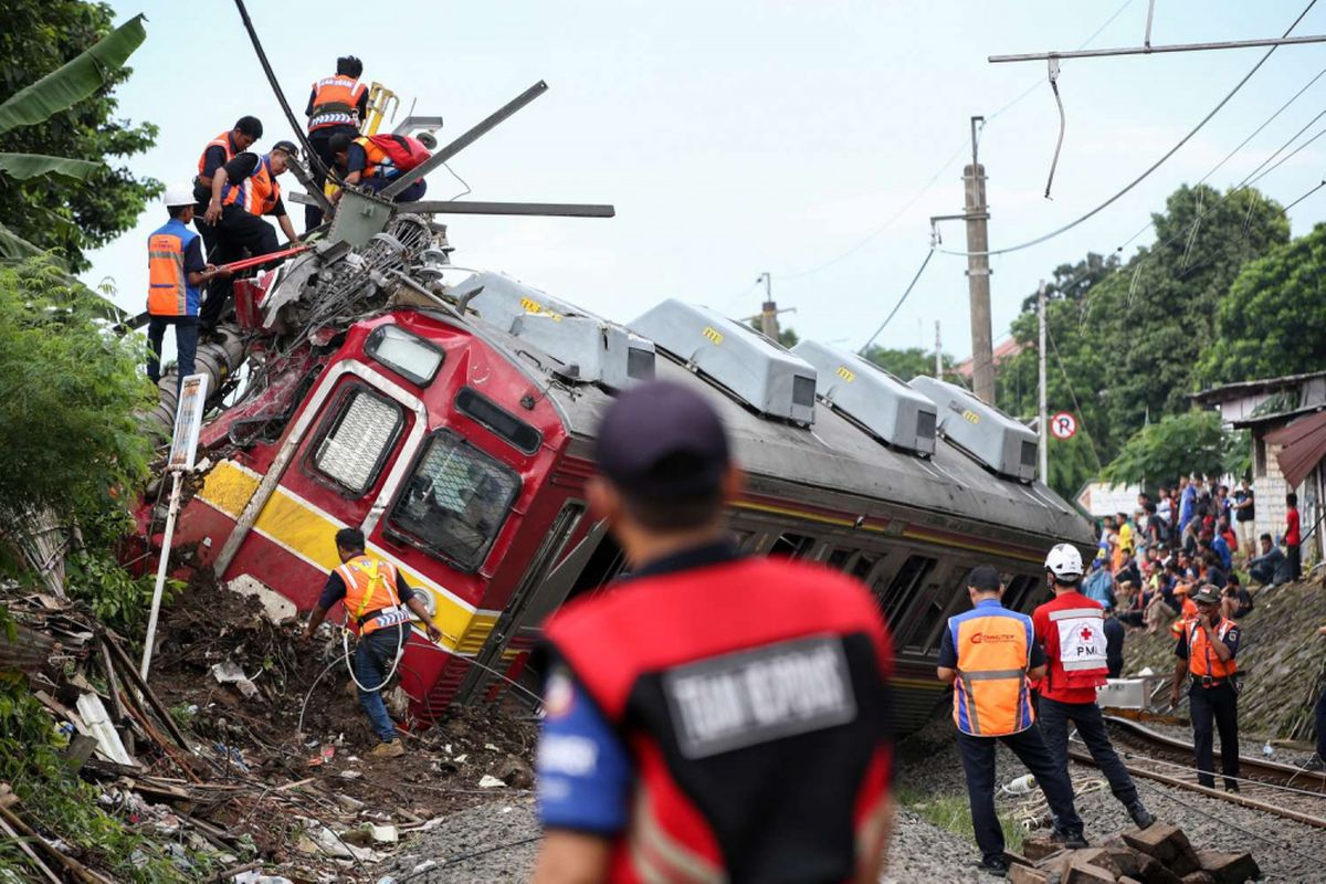 Proses evakuasi Kereta Rel Listrik 1722 jurusan Jatinegara - Bogor yang anjlok saat melintas di antara Stasiun Cilebut dan Bogor, Minggu (10/3/2019). Akibatnya, enam orang mengalami luka-luka dan sejumlah perjalanan KRL lintas Jakarta Kota-Bogor terganggu.