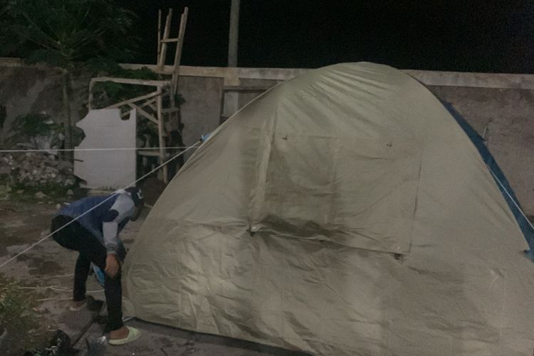 Seorang warga Cianjur, Jawa Barat, mendirikan tenda darurat di halaman rumah pascagempa magnitudo 4,3 mengguncang, Selasa (24/1/2023) dini hari.
