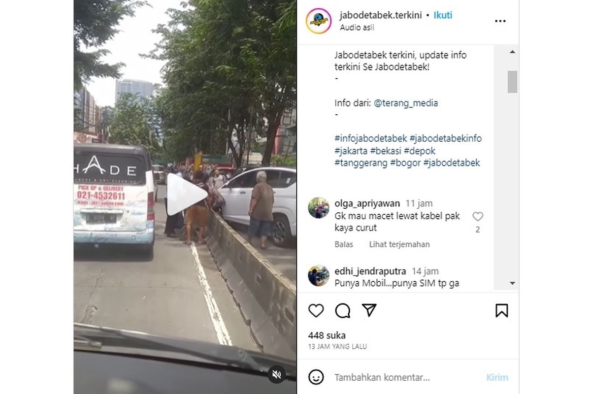 Dilansir dari Instagram @jabodetabek.terkini (14/4/2023), sederet mobil tampak terjebak dalam kemacetan yang cukup panjang di jalur Transjakarta kawasan Arteri Pondok Indah, Jakarta Selatan.