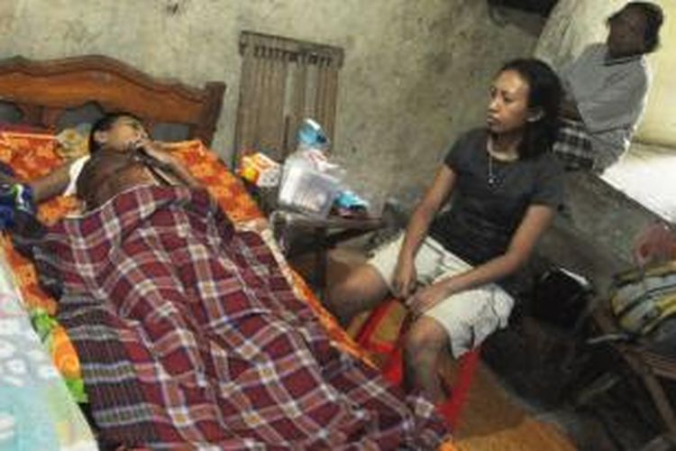 Irfan Ade Setiyono (15) tergolek lemah di rumahnyadi lingkungan Sembungan Utara no 278, Ungaran, 

Minggu (4/5/2014) sore. Siswa kelas IX SMPN 3 Ungaran itu menunggu keputusan pihak sekolah diaman ia harus 

menjalani UN.
