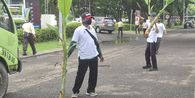Kesal Tak Kunjung Diperbaiki, Warga JGC Tanami Jalan Rusak dengan Pohon Pisang