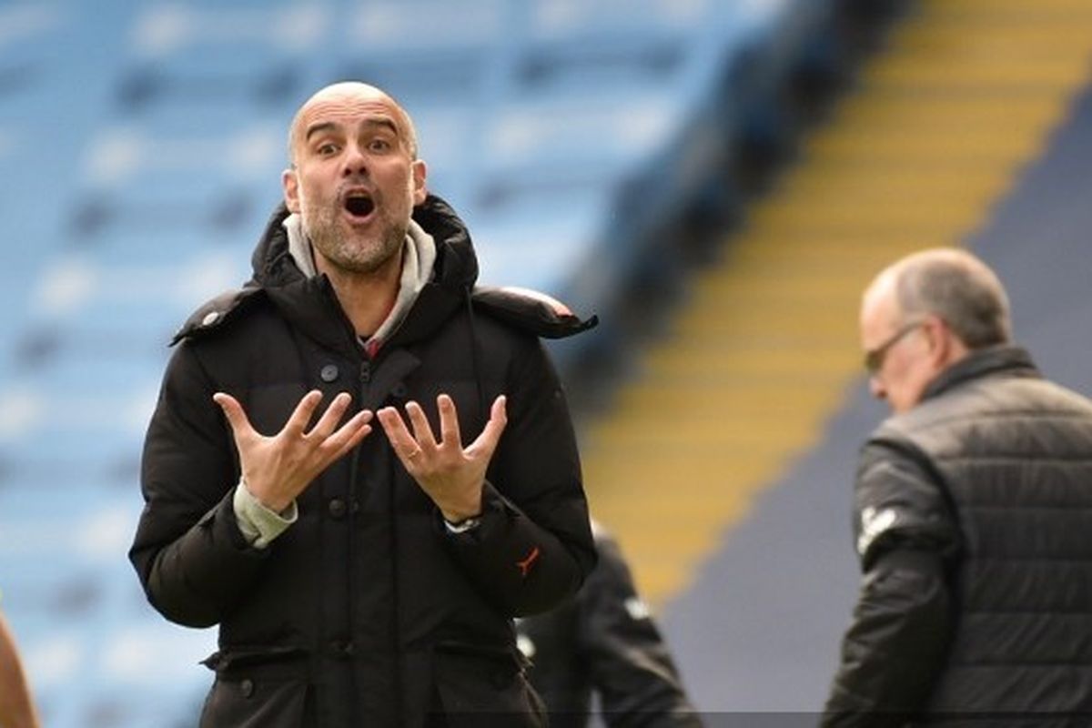 Ekspresi frustrasi Pep Guardiola pada laga pekan ke-31 Liga Inggris yang mempertemukan Man City vs Leeds United di Stadion Etihad, Sabtu (10/4/2021).