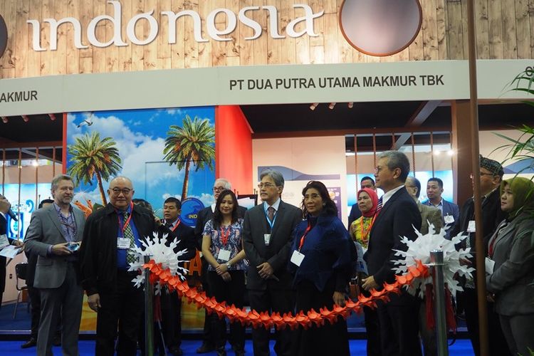 Menteri Kelautan dan Perikanan Susi Pudjiastuti didampingi Dubes RI untuk Belgia Yuri Thamrin meninjau paviliun Indonesia di Seafood Expo Global di Brussels, Belgia, Selasa (25/4/2017).