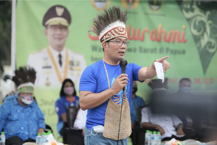 Gubernur Jawa Barat (Jabar) Ridwan Kamil saat bersilahturahmi dengan Paguyuban Pasundan Papua di Yonif 751, Jayapura, Jumat (1/10/2021).