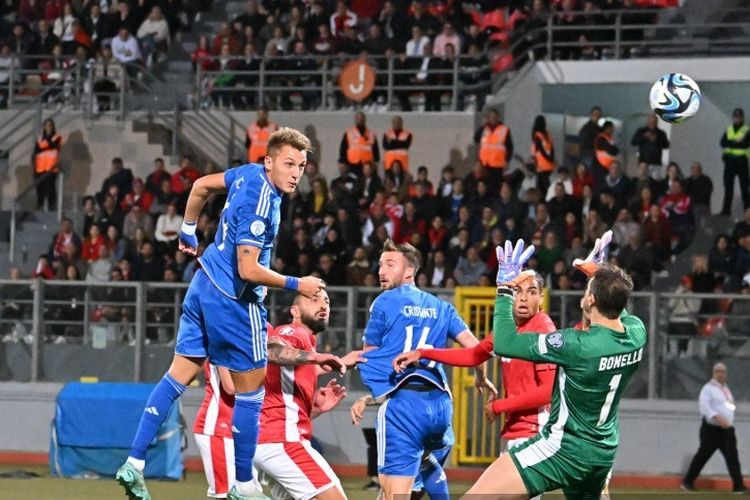 Mateo Retegui mencetak gol dalam laga kualifikasi Euro alias Piala Eropa 2024 antara Malta vs Italia di Stadion Nasional Ta'Qali, Malta, 26 Maret 2023. (Photo by Alberto PIZZOLI / AFP)