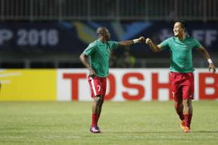 Pesepak bola Indonesia Boas Sallosa berekspersi dengan rekan setim saat pemanasan pada semi final putaran pertama AFF Suzuki Cup 2016 di Stadion Pakansari, Kabupaten Bogor, Jawa Barat, Sabtu (3/12/2016). Indonesia memang atas Vietnam dengan skor 2-1.
