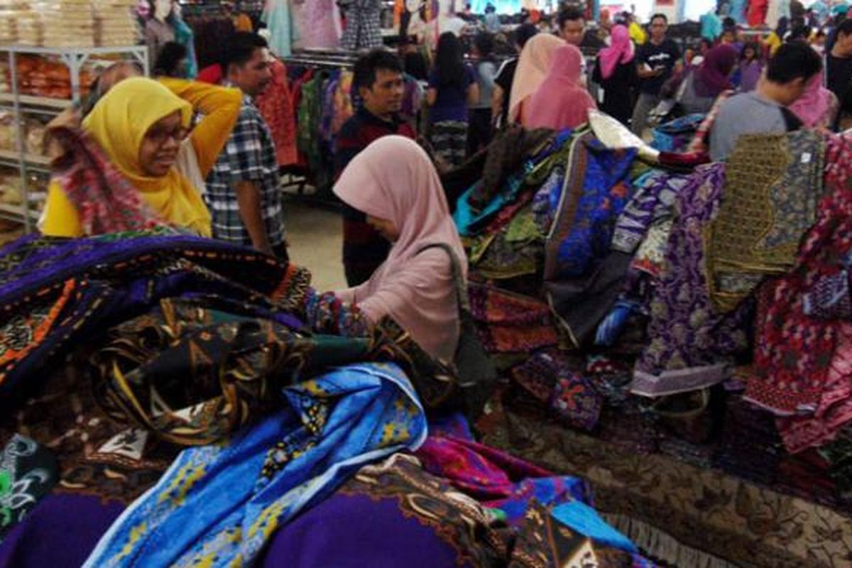 Pengunjung memilih batik di Pusat Grosir Batik Trusmi di Kabupaten Cirebon, Jawa Barat, Minggu (27/12/2015). Transaksi di salah satu sentra batik di Cirebon tersebut meningkat hingga tiga kali lipat saat libur Natal 2015 dan Tahun Baru 2016. Transaksi pembelian yang biasanya hanya sekitar 2.000, pada 25-26 Desember 2015 melonjak hingga sekitar 6.500 transaksi. 