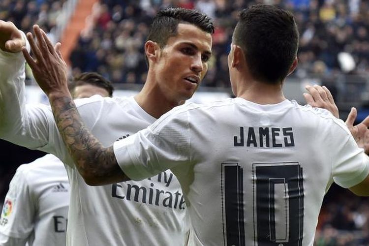 Gelandang Real Madrid asal Kolombia, James Rodriguez (kanan), mendapat sambutan dari Cristiano Ronaldo, usai mencetak gol ke gawang Athletic Bilbao pada pertandingan La Liga di Santiago Bernabeu, Sabtu (13/2/2016).