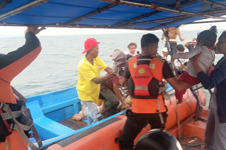 Longboat Mati Mesin di Laut Aru, 14 Penumpang Termasuk 2 Bocah Dievakuasi