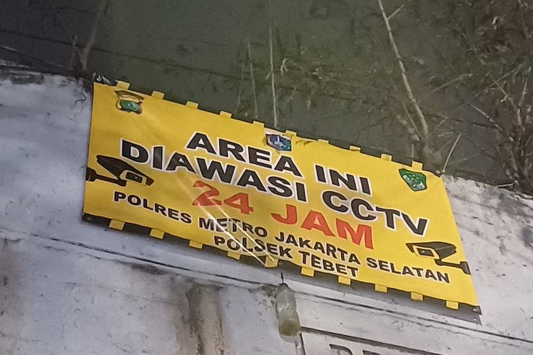 Spanduk peringatan yang terpasang di underpass Manggarai, Tebet, Jakarta Selatan, yang menyatakan bahwa area di sekitar telah diawasi CCTV selama 24 jam penuh, Selasa (24/10/2023) malam