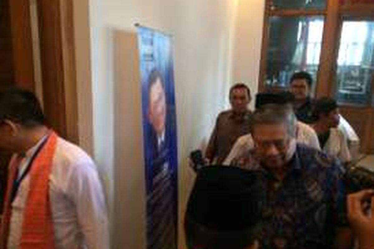 Ketua Umum Partai Demokrat, Susilo Bambang Yudhoyono dan istrinya, Ani Yudhoyono mengantarkan bakal calon gubernur DKI Jakarta, Agus Harimurti Yudhoyono ke lokasi pelepasan penetapan calon gubernur dan wakil gubernur dari 