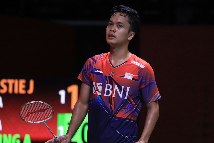 Tunggal putra Anthony Sinisuka Ginting saat melawan Jonatan Christie pada semifinal BWF World Tour Finals 2022 di Nimibutr Arena, Bangkok, Thailand, Sabtu (10/12/2022). Terkini, Ginting menjadi salah satu dari enam wakil Indonesia yang lolos ke BWF World Tour Finals 2023 di Hangzhou, China, 13-17 Desember 2023. Artikel ini berisi jadwal siaran langsung undian BWF World Tour Finals 2023.