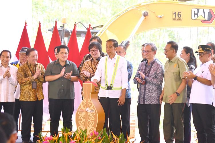 Presiden Joko Widodo saat melakukan ground breaking pembagunan superblok Pakuwon Nusantara di kawasan IKN, Kalimantan Timur pada Rabu (1/11/2023).