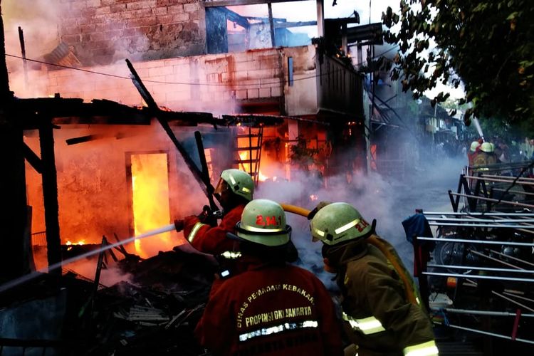 Pemadam Kebakaran Jakarta Utara berjibaku menjinakkan api yang melalap 5 rumah tinggal di Jalan Inspeksi Kali Sunter, Kelapa Gading, Sabtu (24/10/2020) pagi.