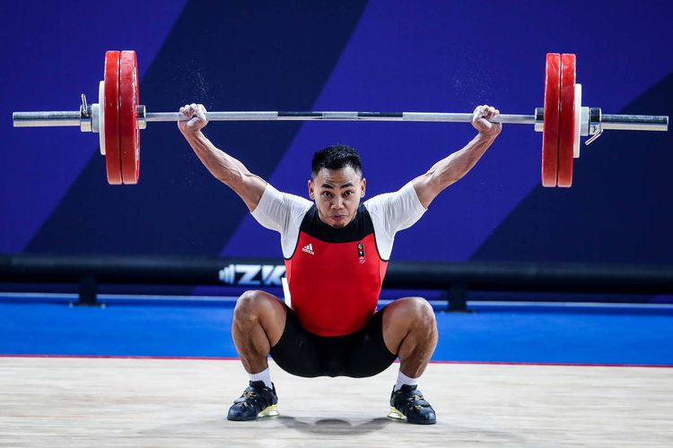 Lifter putra Indonesia, Eko Yulianto mengangkat beban pada kelas 61 kilogram putra di Ninoy Aquino Memorial Stadium, Manila, Filipina, Senin (2/12/2019). Eko Yulianto menyumbang medali emas dari cabang angkat besi.