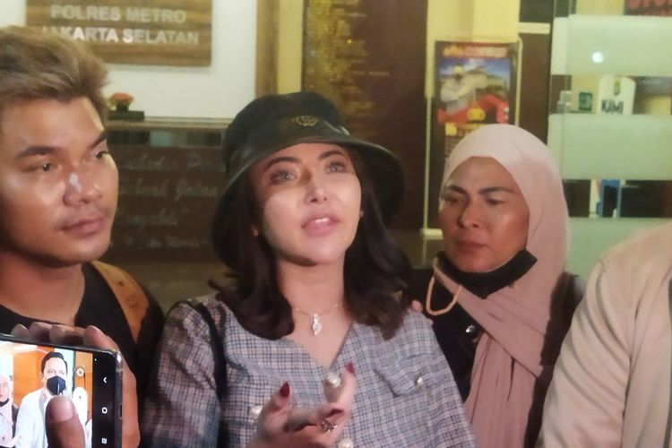 Selebgram Ayu Aulia usai menjalani pemeriksaan dari laporan Ade Ratna Sari terkait dugaan penganiayaan di Polres Metro Jakarta Selatan, Senin (21/3/2022). 