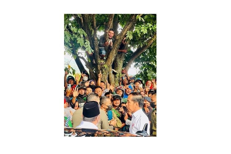 Warga Ternate antusias sambut Presiden Joko Widodo saat berkunjung ke Pasar Bahari Berkesan, Ternate, Rabu (28/9/2022).