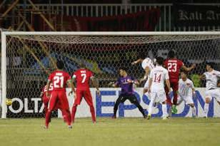 Pesepak bola Indonesia Hansamu Hama (kanan) mencetak gol pada semi final putaran pertama AFF Suzuki Cup 2016 di Stadion Pakansari, Kabupaten Bogor, Jawa Barat, Sabtu (3/12/2016). Indonesia memang atas Vietnam dengan skor 2-1.