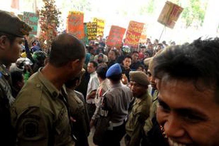 inilah ratusan petani yang berdemonstrasi dan mendesak masuk ke DPRD Kolaka