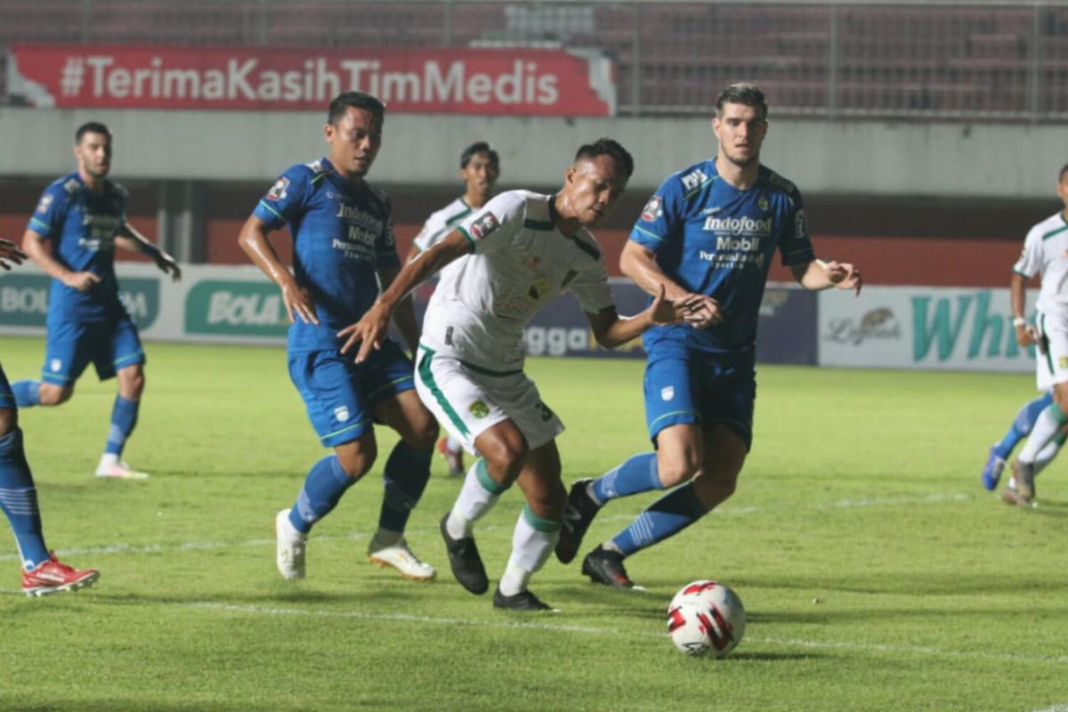 Laga Persib vs Persebaya pada perempat final Piala Menpora 2021 yang berlangsung di Stadion Maguwoharjo, Sleman, Minggu (11/4/2021) malam WIB.