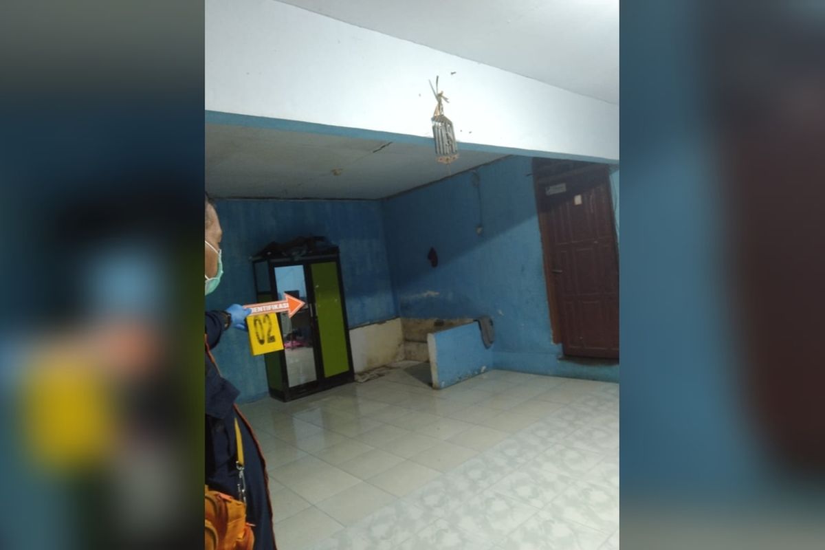 Tim Identifikasi Forensik Satreskrim Polrestabes Makassar yang melakukan olah TKP di tempat penemuan puluhan peluru di Jalan Rudal 1, Kecamatan Biringkanaya, Kota Makassar, Sulsel, pada Jumat (4/7/2025).