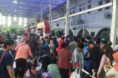 Ratusan Penumpang Batalkan Keberangkatan dari Stasiun Senen Per Hari