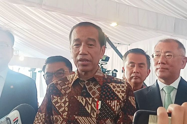 Presiden Joko Widodo memberikan keterangan pers usia meresmikan ekosistem baterai dan kendaraan listrik Korea Selatan di Indonesia PT Hyundai LG Indonesia (HLI) Green Power berlokasi di Karawang, Jawa Barat pada Rabu (3/7/2024).