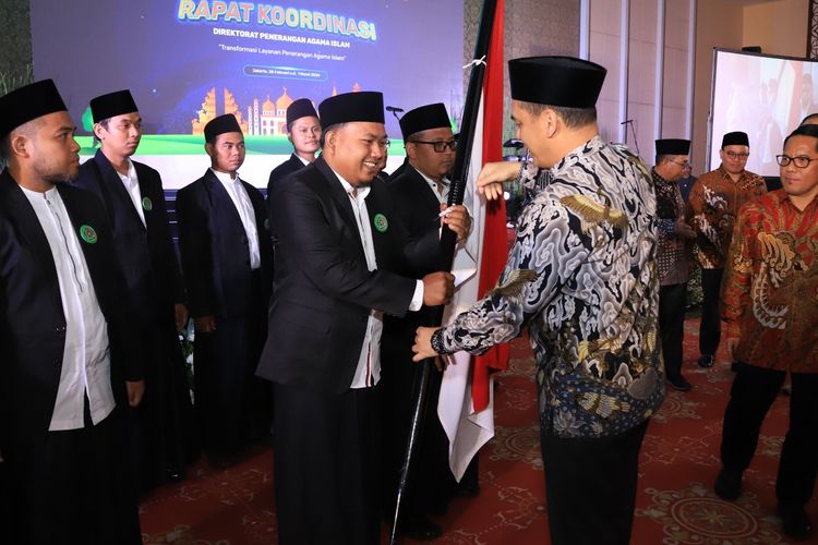 Wakil Menteri Agama (Wamenag), Saiful Rahmat Dasuki saat melepas 500 Dai (pendakwah) ke wilayah 3T (tertinggal, terdepan, dan terluar) selama Ramadhan 1445 H, pada Rabu (28/2/2024).