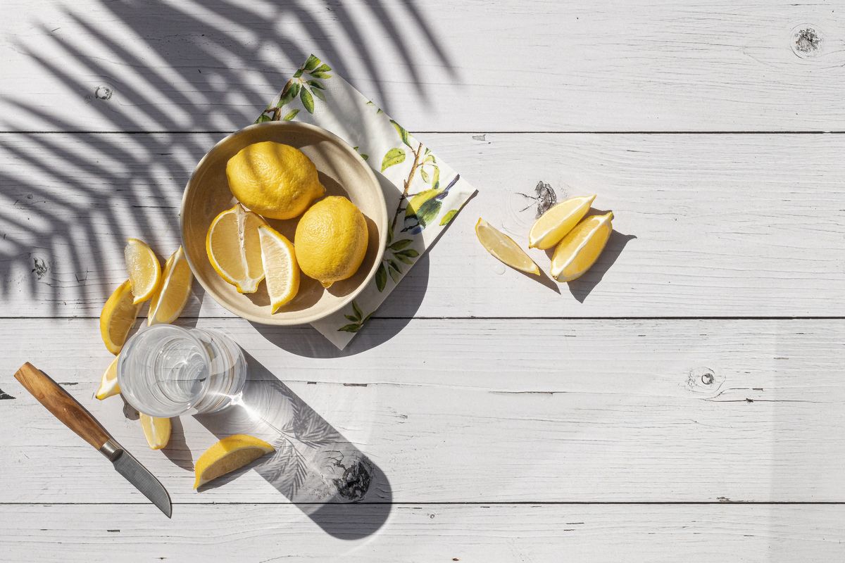 Perasan lemon bisa memberikan asupan vitamin C alami yang dibutuhkan tubuh.
