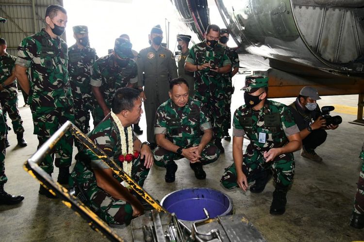 Panglima TNI Jenderal Andika Perkasa dan Kepala Staf Angkatan Udara (KSAU) Marsekal Fadjar Prasetyo meninjau kesiapan operasional skadron move di Lanud Husein Sastranegara, Bandung, Jawa Barat, Rabu (12/1/2022).