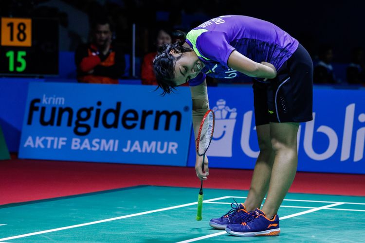 Pebulu tangkis tunggal putri Indonesia, Gregoria Mariska bereaksi dalam laga babak kedua Indonesia Open 2018 di Istora Senayan, Jakarta, Kamis (5/7/2018). Pebulu tangkis tunggal putri Thailand, Ratchanok Intanon menang dengan skor 21-11 17-21 21-14.