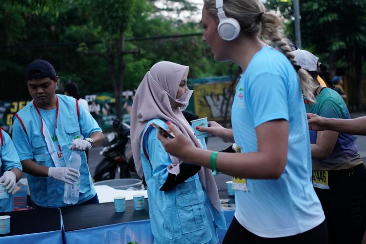 Cuaca Panas Jadi Tantangan, Le Minerale Bantu Penuhi Kebutuhan Mineral 7.000 Pelari di Surabaya Marathon 2026
