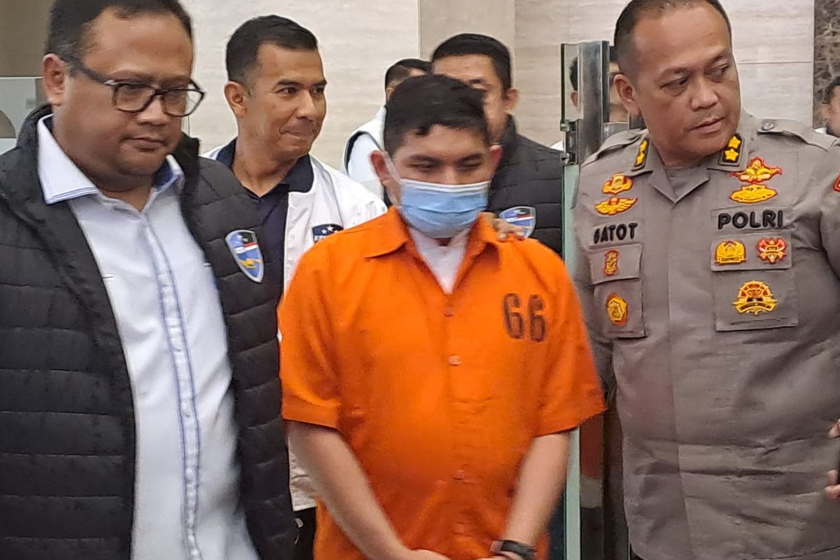 Peneliti BRIN Andi Pangeran Hasanuddin saat dipamerkan oleh polisi menggunakan baju tahanan berwarna oranye di Gedung Bareskrim Polri, Jakarta Selatan, Senin (1/5/2023). 