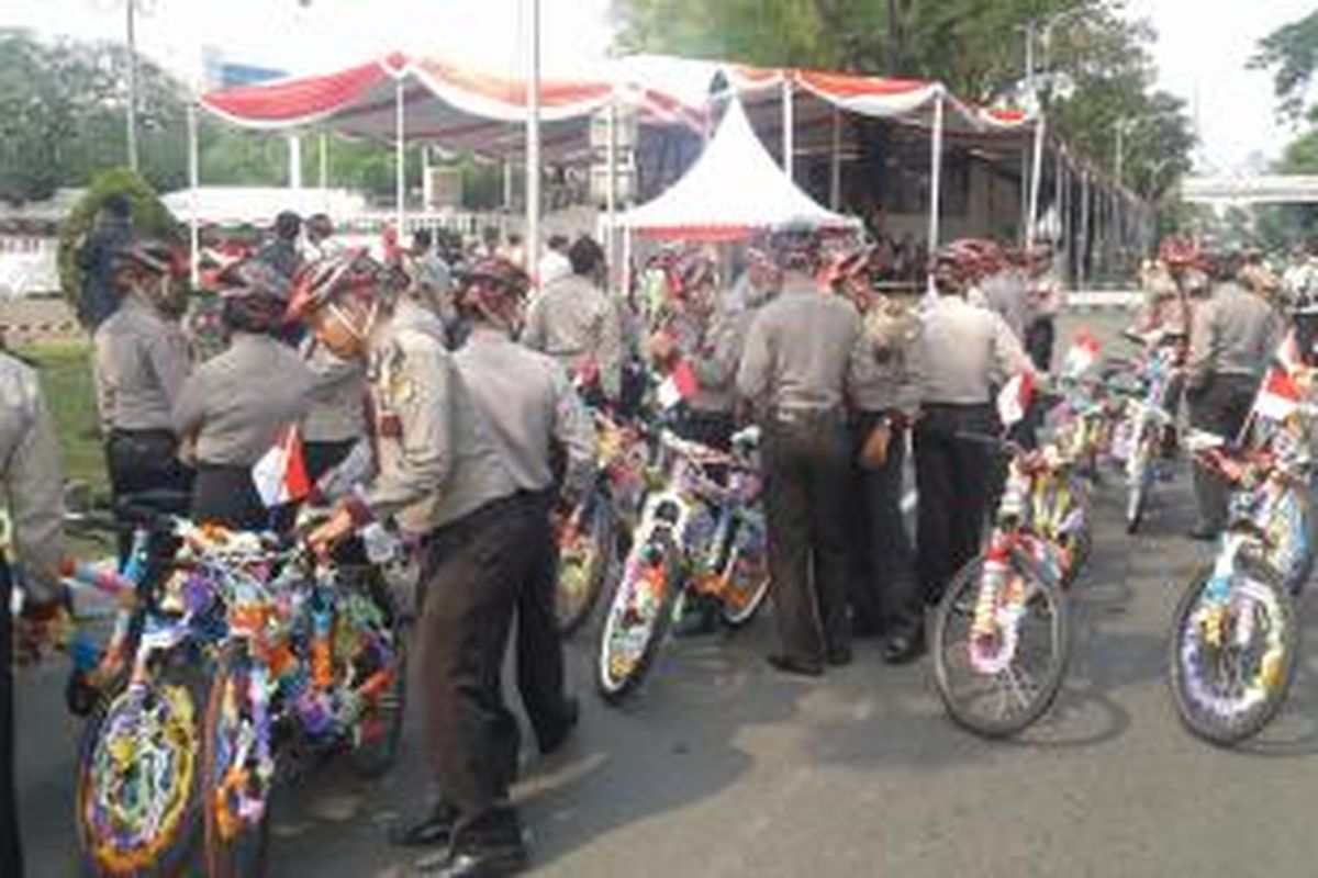 Polisi Pariwisata Polda Metro Jaya menggunakan sepeda hias untuk mengawal jalannya Pawai Seni dan Budaya Kreatif 2014, Senin (18/8/2014).