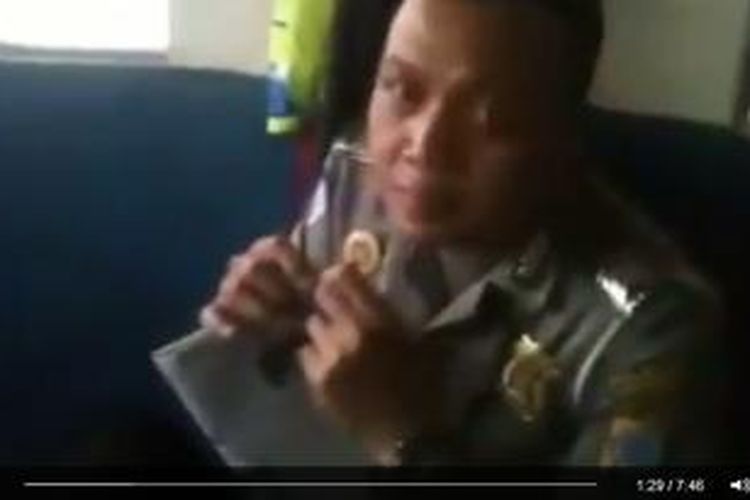 Wajah salah satu polisi yang masuk di dalam video yang diunggah oleh Elanto.