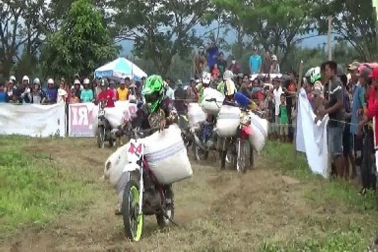 Menjelang turun ke sawah, petani di Polewali Mandar, Sulawesi Barat, menggelar balap taksi antar-desa untuk mempererat silaturahim sesama petani. 