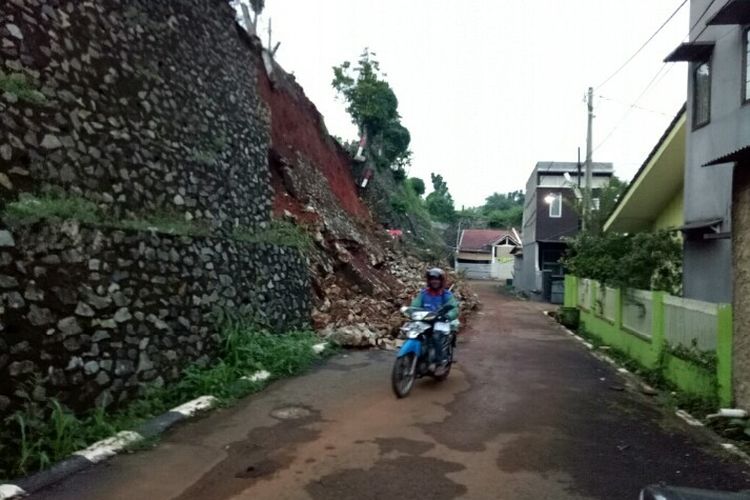 Turap longsor yang berlokasi di Perumahan Villa Dago Tol, Blok C RT 3 RW 11, Ciater, Serpong, Tangerang Selatan, Rabu (1/1/2020) belum diperbaiki.   Hal tersebut membuat warga setempat was-was kejadian serupa akan kembali terulang. 