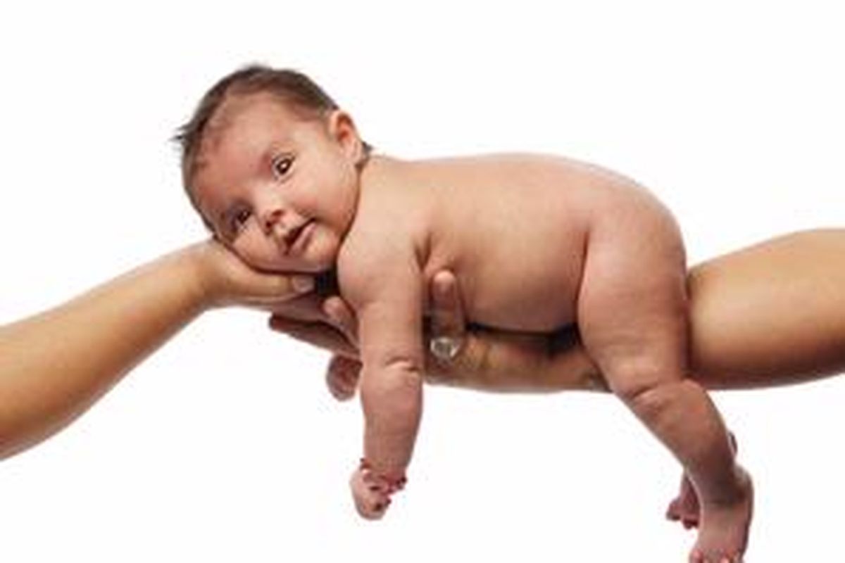 Kesehatan kulit bayi, yang adalah barrier pertamanya, berada pada tangan orang yang mengasuhnya. 